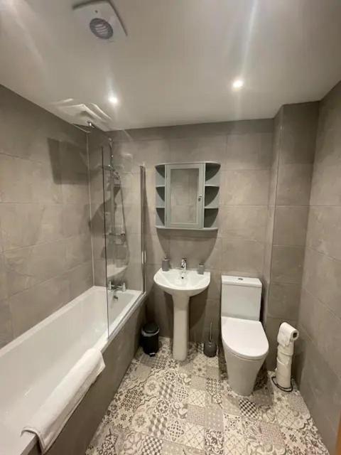 Spectacular 2 Bedroom Balcony Sea View Flat Скарбъро Екстериор снимка
