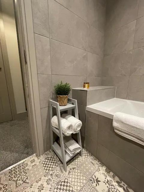 Spectacular 2 Bedroom Balcony Sea View Flat Скарбъро Екстериор снимка