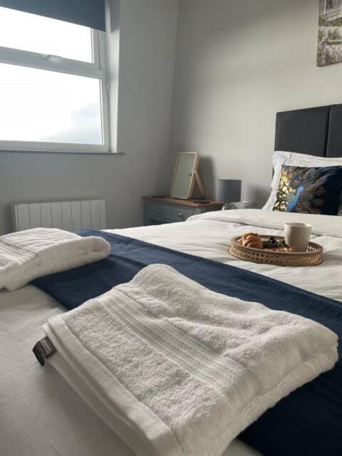 Spectacular 2 Bedroom Balcony Sea View Flat Скарбъро Екстериор снимка