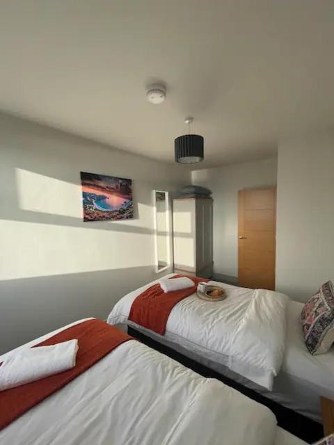 Spectacular 2 Bedroom Balcony Sea View Flat Скарбъро Екстериор снимка