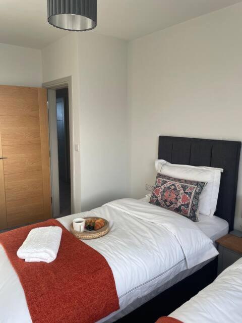 Spectacular 2 Bedroom Balcony Sea View Flat Скарбъро Екстериор снимка