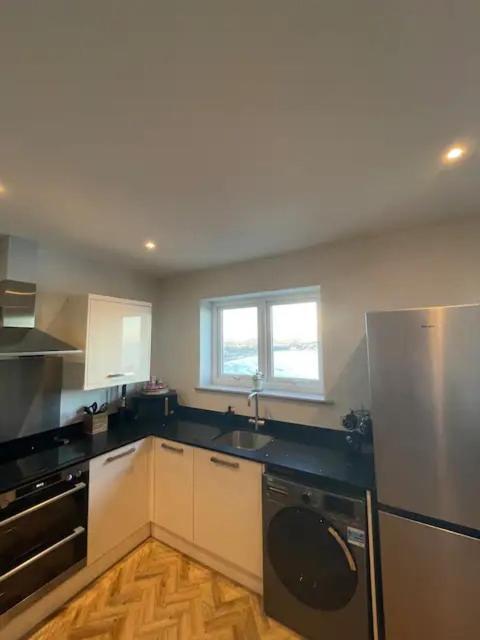 Spectacular 2 Bedroom Balcony Sea View Flat Скарбъро Екстериор снимка