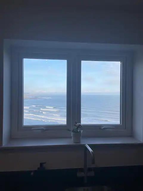 Spectacular 2 Bedroom Balcony Sea View Flat Скарбъро Екстериор снимка