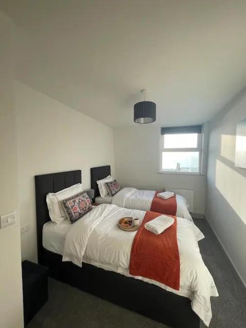 Spectacular 2 Bedroom Balcony Sea View Flat Скарбъро Екстериор снимка