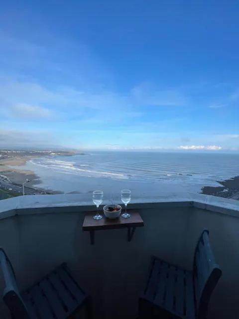 Spectacular 2 Bedroom Balcony Sea View Flat Скарбъро Екстериор снимка